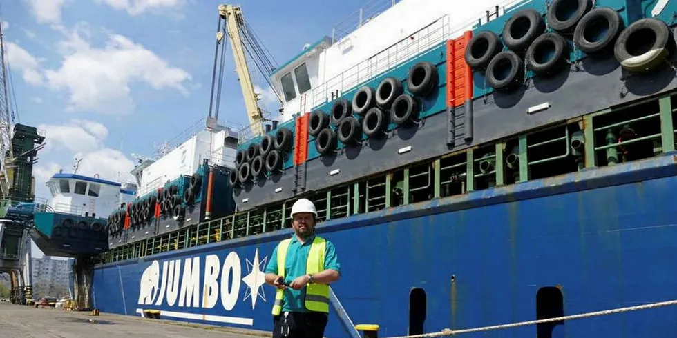 JUMBO: Ronny Askeland overvåker fôrflåtene som ble lastet om bord på fartøyet Jumbo Vision ved verftet i Gdynia i Polen, før de skipes til Canadas østkyst.Foto: Steinsvik Group