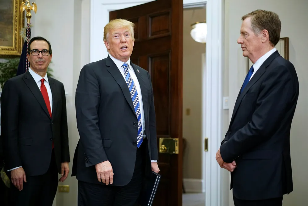 Finansminister Steve Mnuchin (t.v.) og president Donald Trump i 2018. Til høyre er handelsrepresentant Robert Lighthizer.