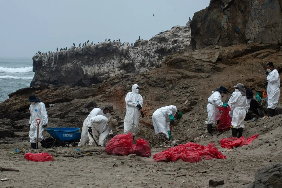 Arbeidere forsøker å rydde opp etter oljesøl ved kysten ved Cavero-stranden utenfor Lima. Tre måneder etter oljesølet, er fortsatt hundevis av fiskere forhindret fra å jobbe.