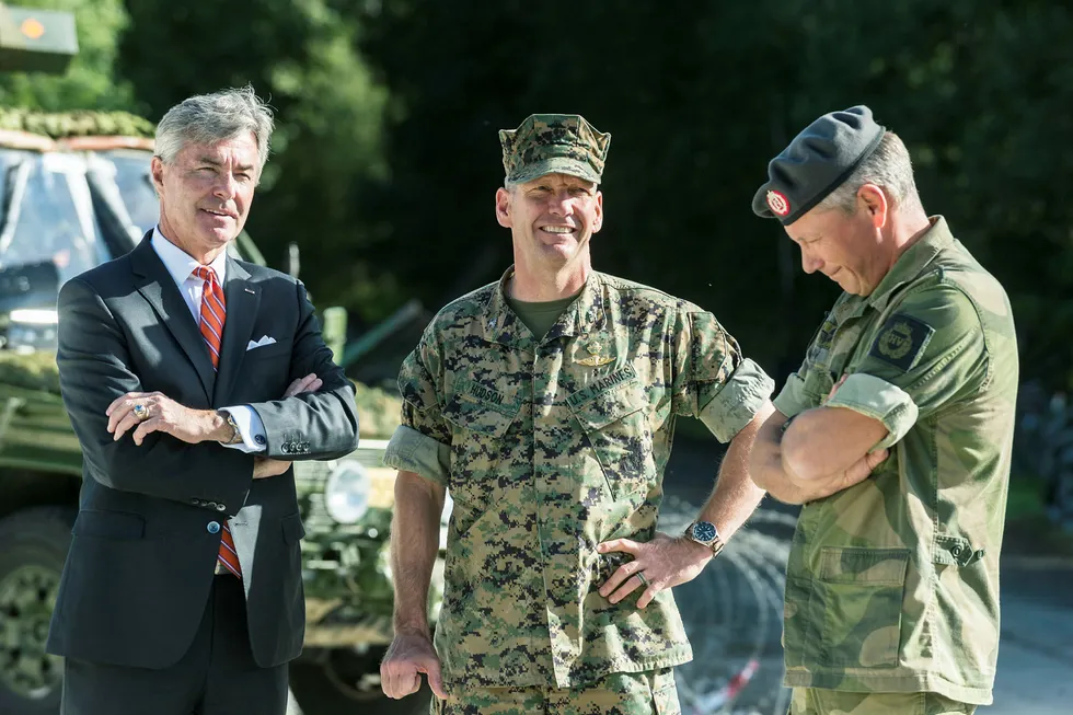 USAs ambassadør til Norge Kenneth J. Braithwaite (til venstre) legger press på Norge for å øke forsvarsbudsjettet. Her er han sammen med leder for US marines på Værnes oberst Hudson (i midten), og oberstløytnant Egil Haave fra HV-12.