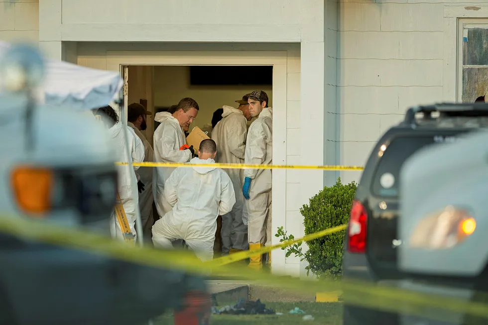 Etterforskere undersøker åstedet etter angrepet i Sutherland Springs i Texas. Foto: Jay Janner/Ap /Scanpix