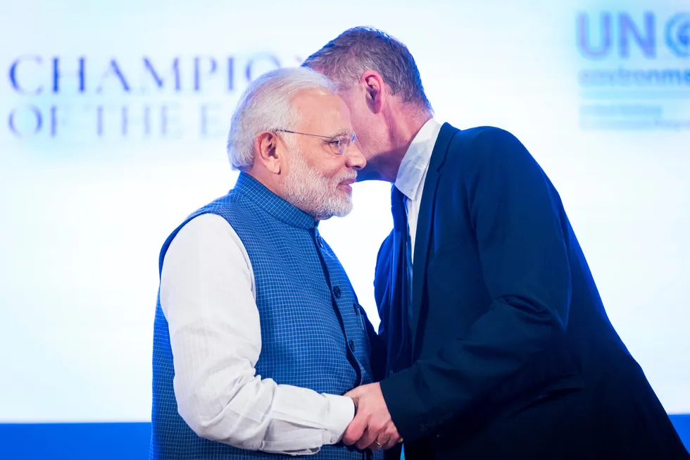 Erik Solheim er ikke en naiv speidergutt på tur i India. Han arbeider hardt for å bli en del av den globale makteliten i internasjonal politikk og næringsliv, skriver artikkelforfatterne. Solheim møter her Indias statsminister Narendra Modi under utdelingen av FN-prisen «Champions of the earth» i 2018.
