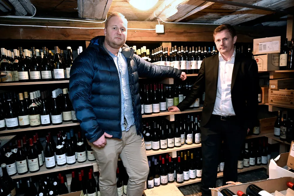 Fra denne vinkjelleren på Park29 ble det stjålet vin for opp mot to millioner kroner. Medeier Fridtjof Bade (til venstre) og daglig leder Jonas Berg Grønvold.