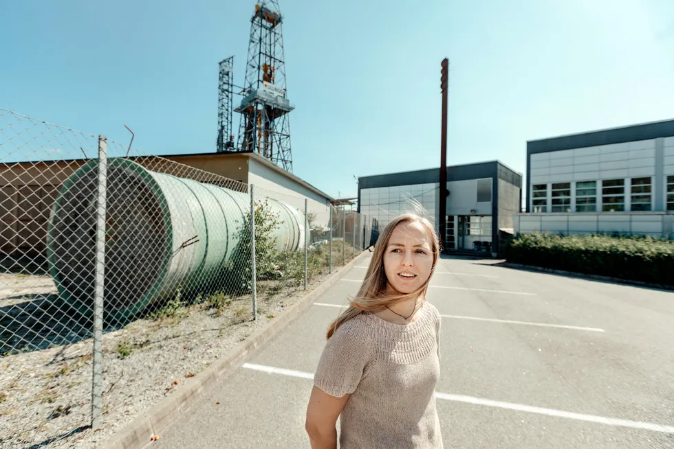 Kristine Nærland, som studerer petroleumsteknologi og jobber fulltid på oljerigg, er ikke bekymret for fremtiden og er sikker på at hun skal pensjonere seg i oljebransjen.