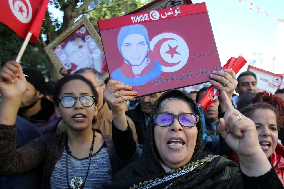 Folk deltar i demonstrasjoner på sjuårsdagen for avsettelsen av president Zine El-Abidine Ben Ali i Tunis, Tunisias hovedstad. Foto: STRINGER