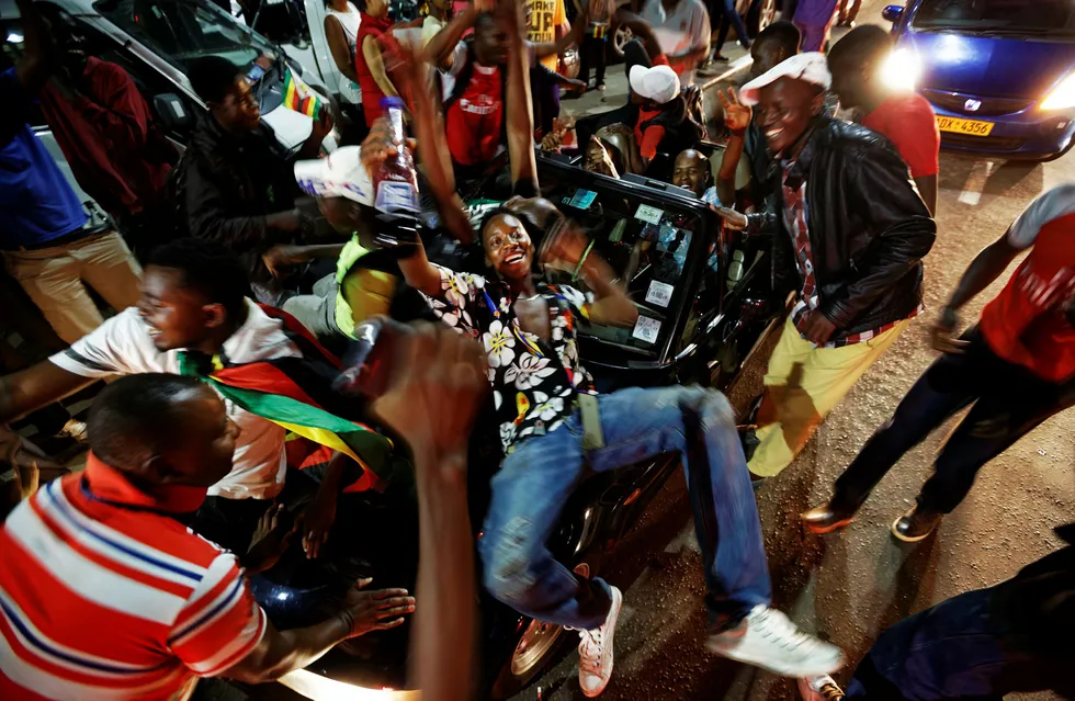 Zimbabwere danset, sang og feiret i hovedstadens Harares gater etter at det tirsdag kveld ble kjent at president Robert Mugabe går av. Foto: Ben Curtis/AP/NTB Scanpix