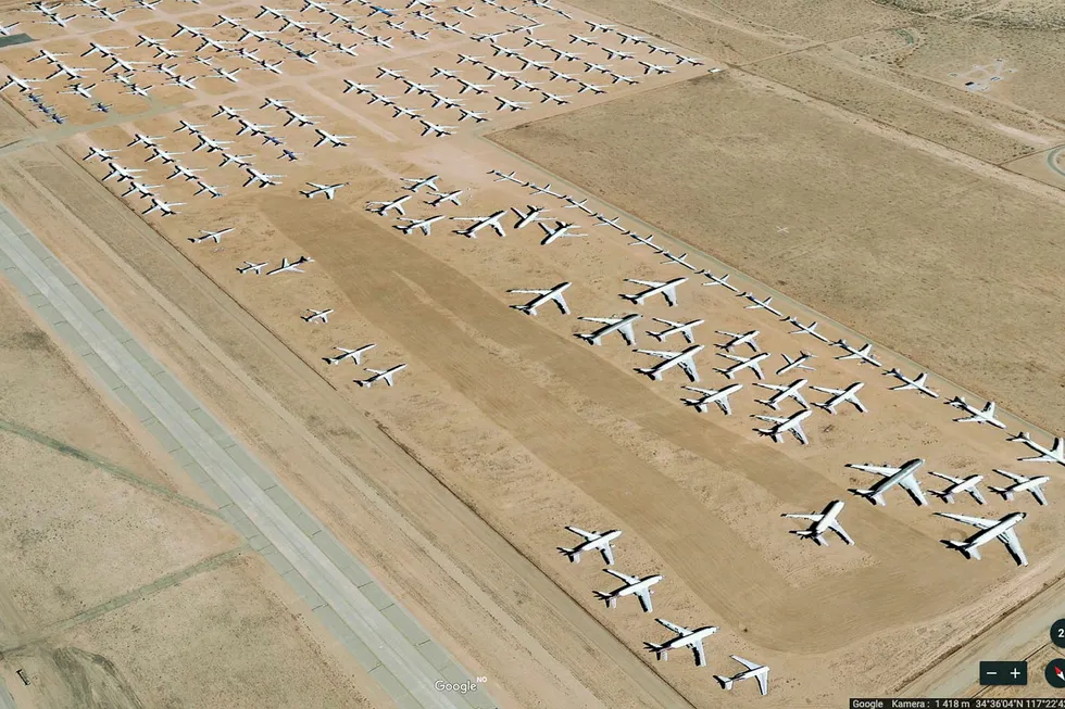 Ute i Mojaveørkenen sør i California finnes det en stor lagringstomt, også kalt flykirkegård, for fly som ikke skal opp i luften med det første. Bildet er tatt fra Google Earth og viser Southern California Logistics Airport Victorville Airport. Hvilke flyselskap disse flyene tilhører er ikke kjent.