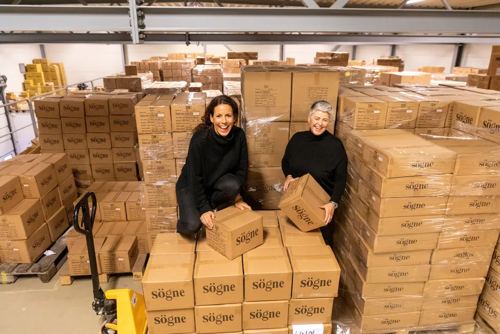 Kristin Vassnes (til venstre) og Linda Olsrud i Sögne Home blant noen av de 56.000 koppene som akkurat har ankommet lageret fra Kina.