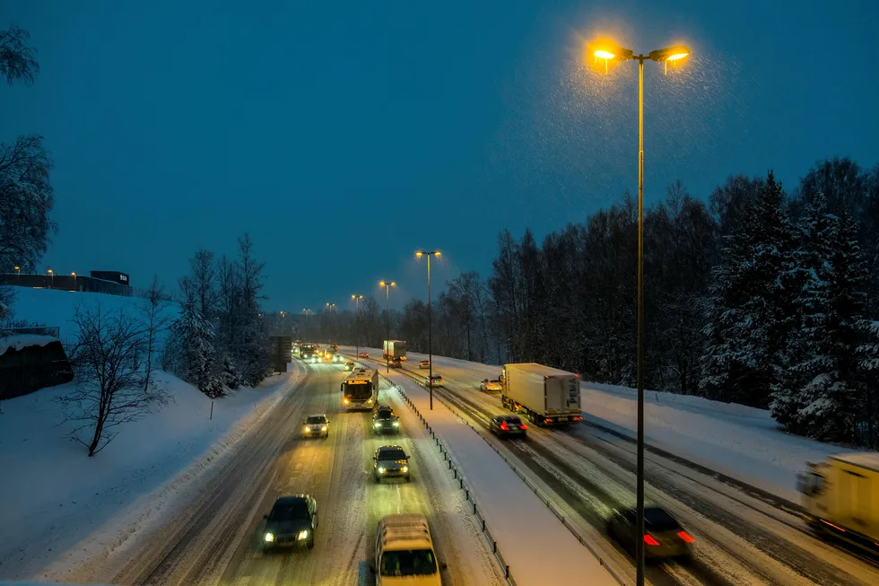 Snøvær på Østlandet mandag morgen vil trolig skape forsinkelser i trafikken. Illustrasjonsfoto.