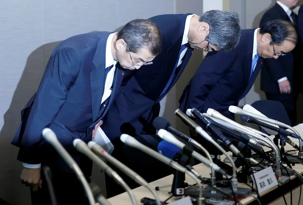 Takatas styreleder og konsernsjef Shigehisa Takada (til venstre) og to andre i toppledelsen bøyer seg fremover på sedvanlig japansk vis under pressekonferansen i Tokyo mandag etter beslutningen om å begjære selskapet konkurs. Foto: Toru Hanai/Reuters/NTB scanpix