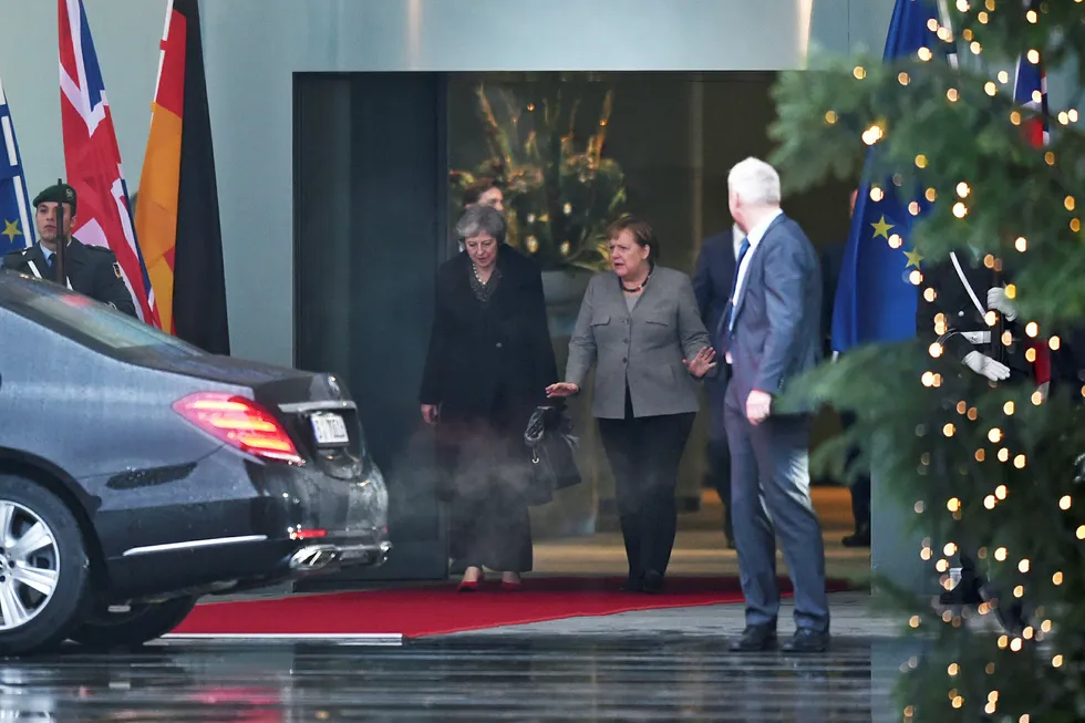 Statsminister Theresa May ble høflig tatt imot av forbundskansler Angela Merkel i Berlin tirsdag før turen gikk videre til løvens hule i Brussel på kvelden.