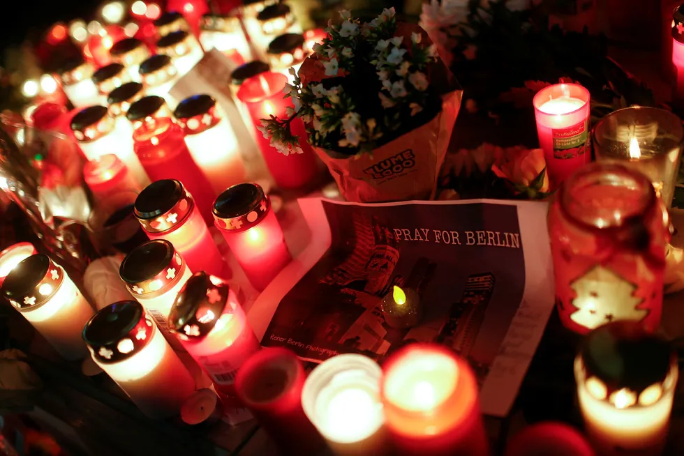 Lys tent til minne om de 12 ofrene etter terrorangrepet i Berlin mandag. Foto: HANNIBAL HANSCHKE