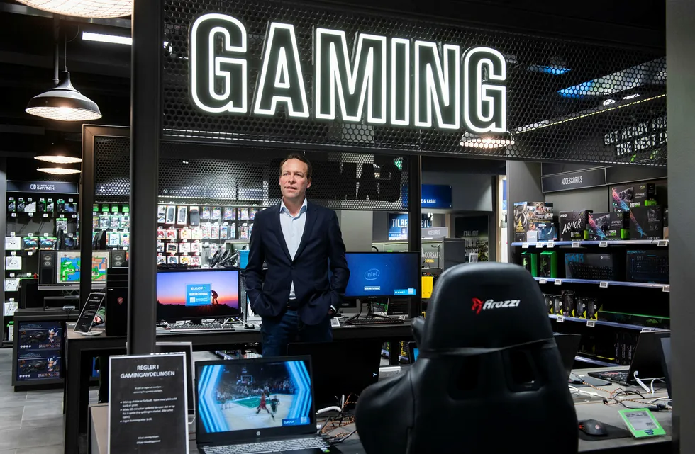 Elkjøp har laget spillsoner i mange av butikkene. Her Elkjøp-sjefen Jaan Ivar Semlitsch, i butikken i Glassmagasinet.
