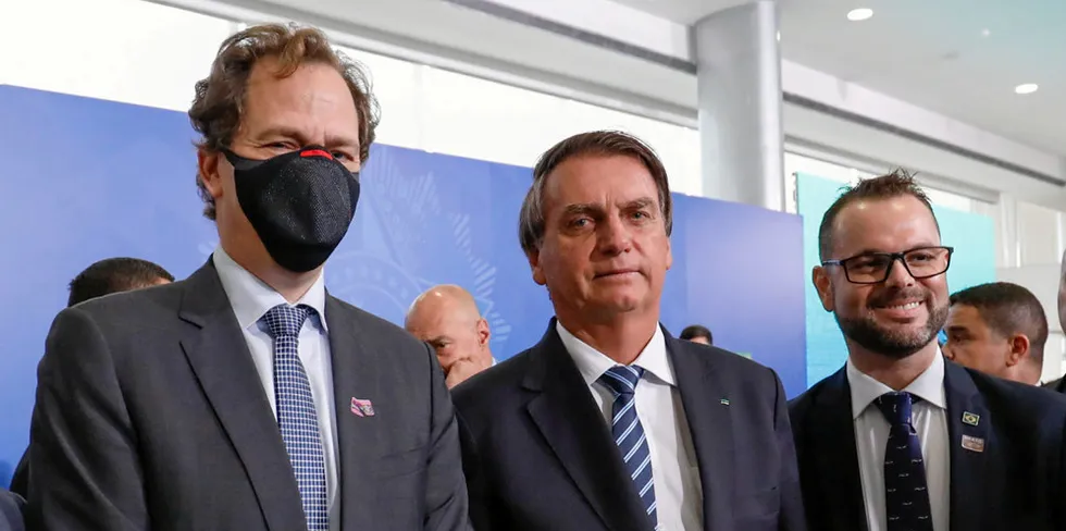 Konsernsjef Bill Bien (t.v. med maske) i Forever Oceans, Brasils president Jair Bolsonaro og akvakulturminister Jorge Seif Junior.