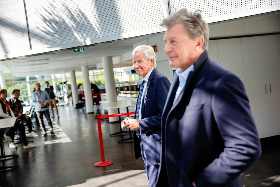 Bjørn Kjos (til venstre) og Bjørn H. Kise var til stede på Norwegians hovedkontor etter generalforsamlingen mandag.