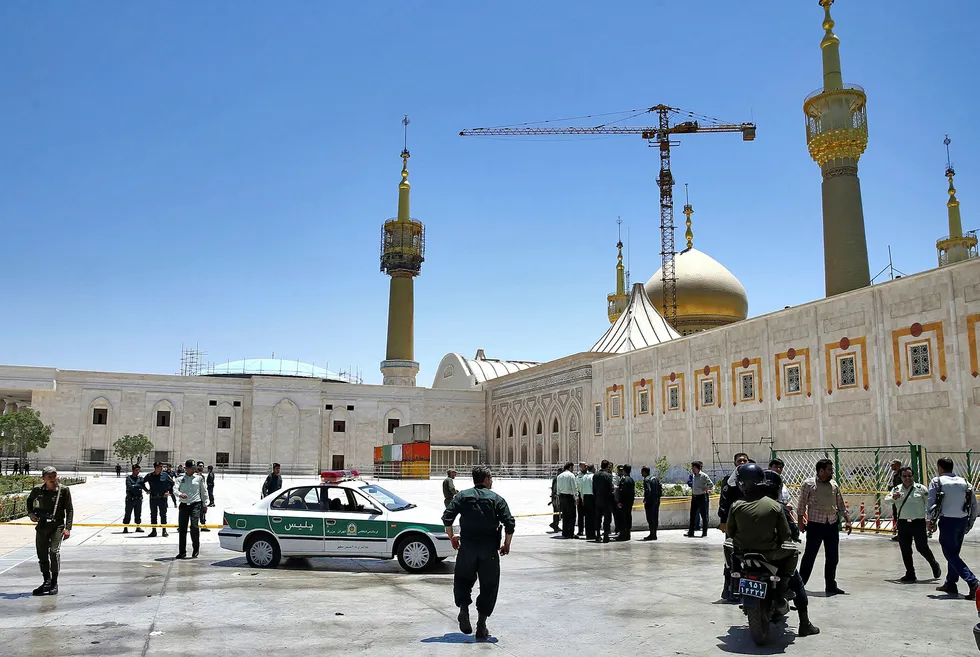 Iransk politi på plass utenfor ayatolla Khomeinis mausoleum etter onsdagens angrep. Foto: Ebrahim Noroozi