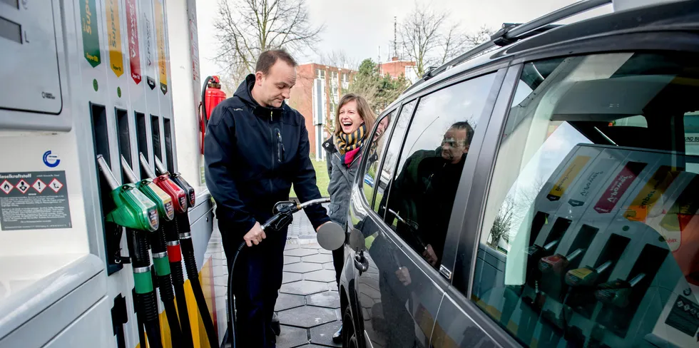 Frp er alene om kravet om å fjerne hele drivstoffavgiften i denne ekstraordinære situasjonen.