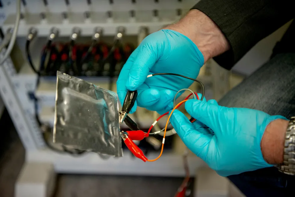 På et laboratorium på Sintef utvikles det her ny batteriteknologi til bruk i biler.