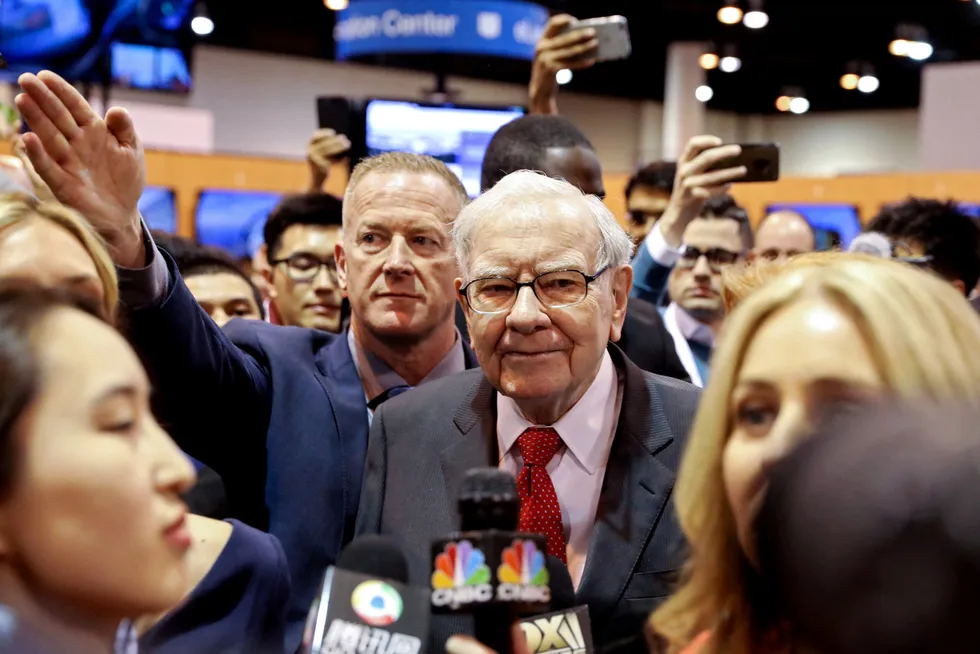 Warren Buffett er igjen på plass på Berkshire Hathaways årlige aksjonærmøte som går av stabelen lørdag. Bildet er fra samme møte i 2019.