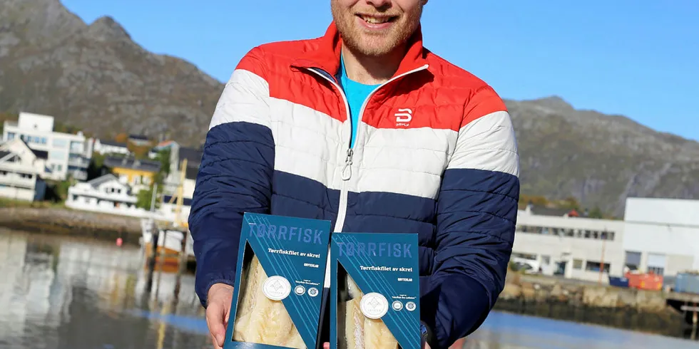 SATSER PÅ NISJE: Jonas Walsøe hos Berg Seafood viser fram nisjeproduktet gryteklar tørrfisk.