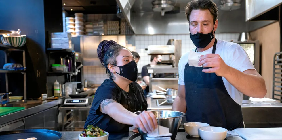 Kokk Javiera Vidal (tv) og sous chef Benjamin Bjerknes på restauranten The Vandelay har mange gjester til lunsj. Nå som verden åpner opp igjen øker etterspørselen etter fisk. Det betyr galopperende fiskepriser, som ikke nødvendigvis er bare bra.