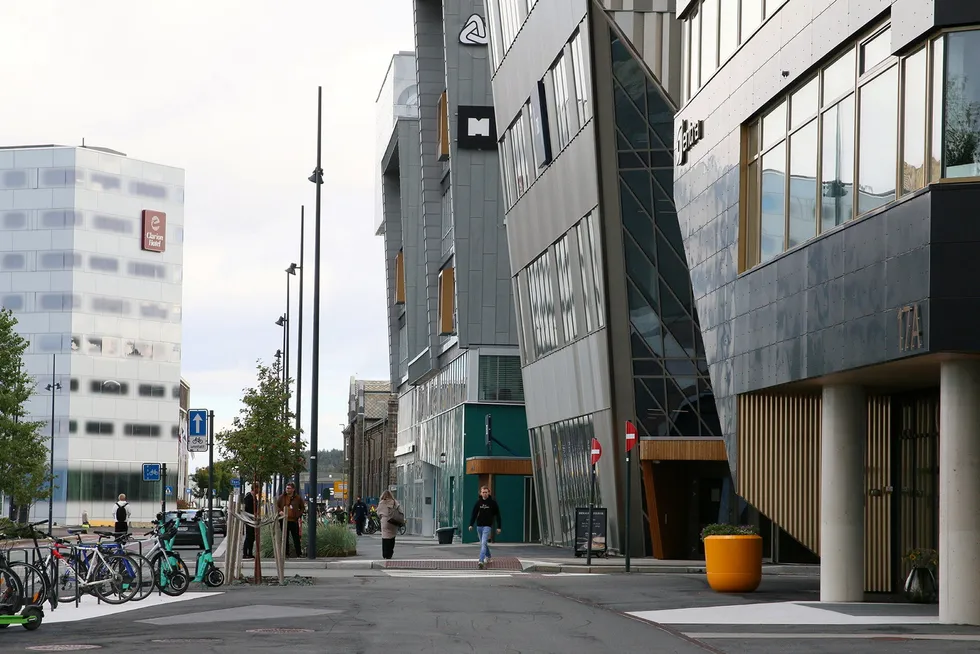 Powerhouse, bygget til høyre, er et nybygd høyteknologisk smartbygg hvor hele overflaten er dekket av solceller. Det ligger på Brattøra i Trondheim.