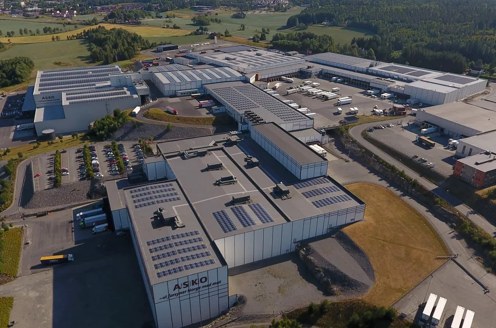 Solcelleanleggene på takene på Asko-byggene på Vestby er blant de eldste, store norske anleggene, fra 2014. Tapet av produksjonsevne etter fem år er betydelig lavere enn gjennomsnittet ellers i verden, finner forskerne.