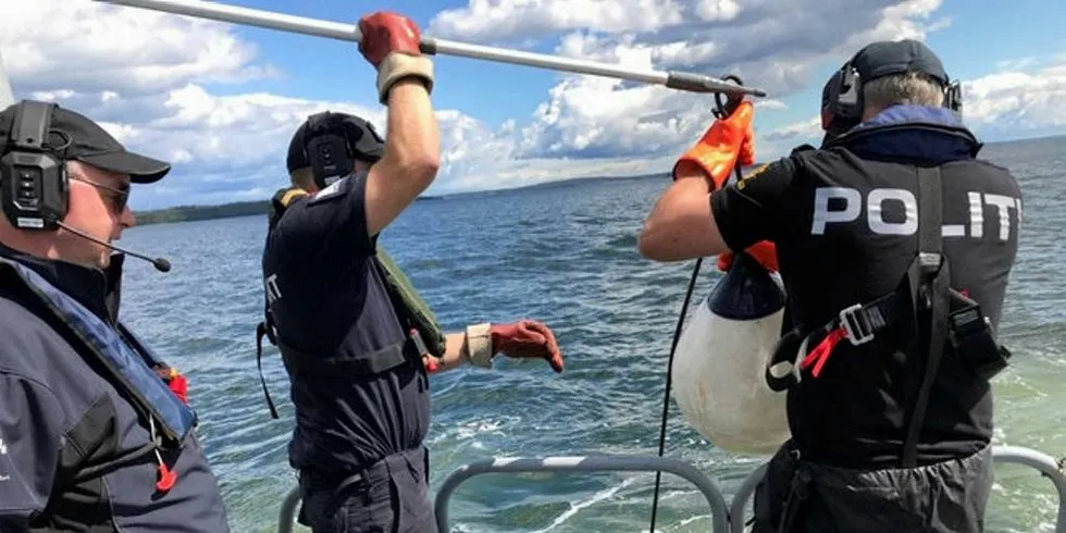 KONTROLL: Det er viktig med kontroller for å komme et ulovlig fiske til livs, men også viktig å skape bedre holdninger blant folk som ferdes på sjøen.Foto: Politiet