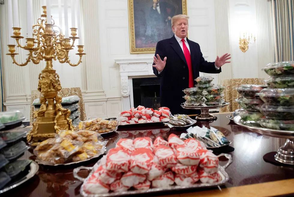 DET ER SERVERT. Uvanlig meny i Det hvite hus, der president Donald Trump trakterte et fotballag med hamburgers og pizza – anrettet på sølvfat i skjæret av president-residensens forgylte kandelabre.