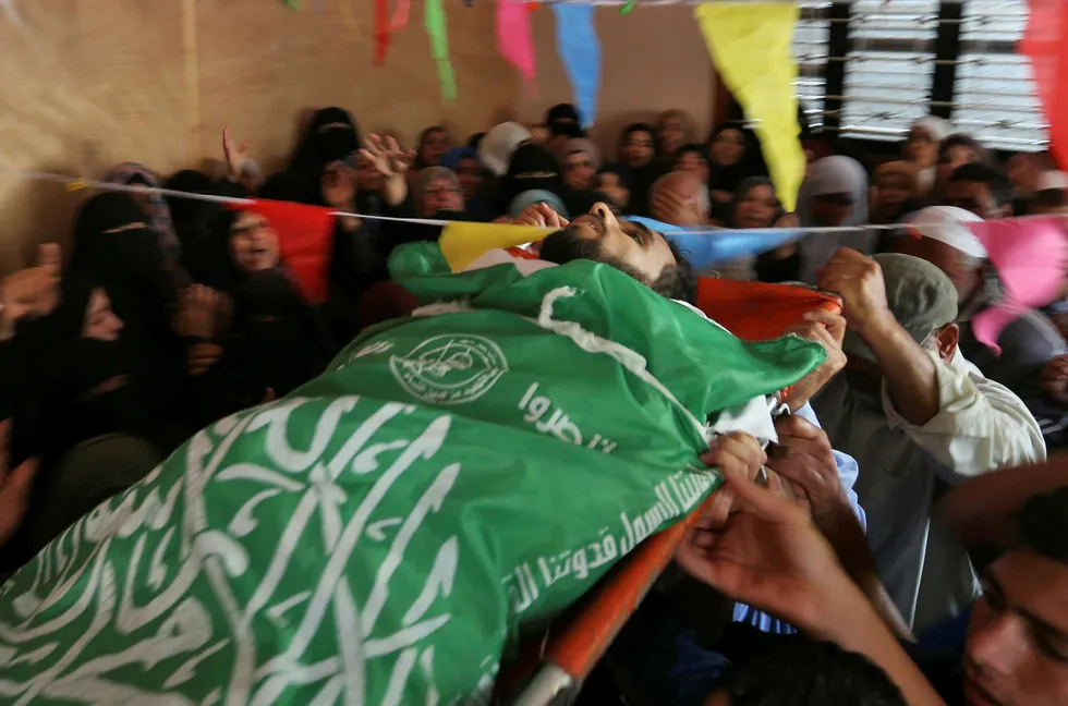 Sørgende bærer kroppen til Mohammed Dwedar, en 27 år gammel palestiner drept av israelske soldater ved grensen til Gaza i forbindelse med protester mot USAs ambassade i Jerusalem. Foto: MOHAMMED ABED
