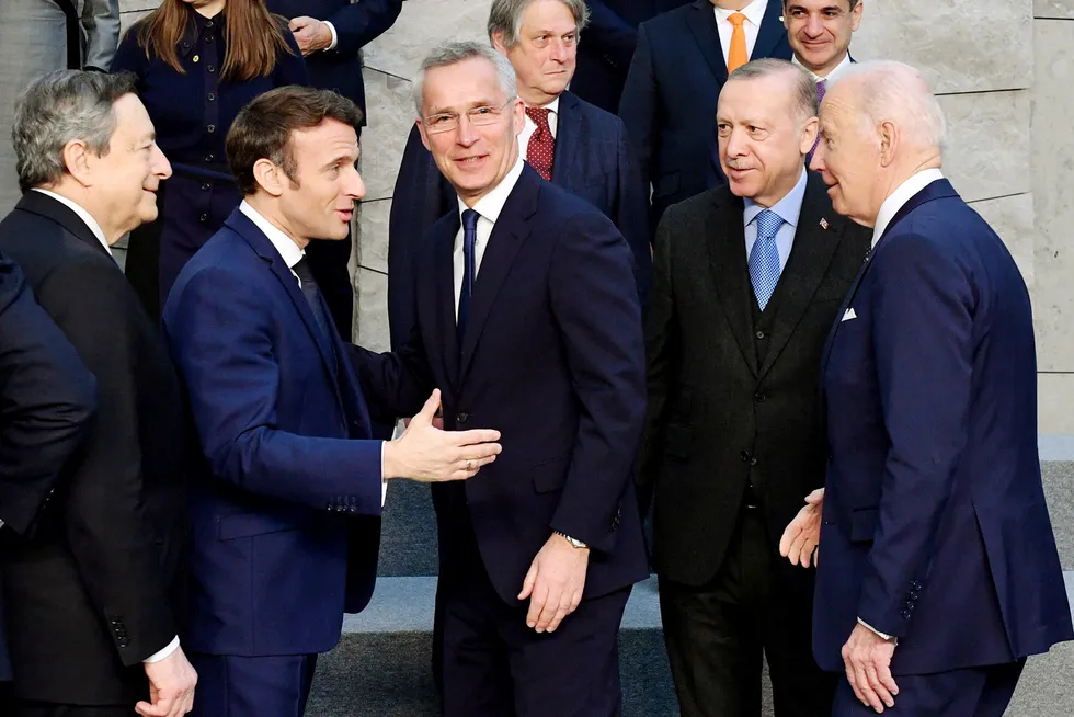 Jens Stoltenberg får godord som Nato-sjef. Han er omkranset av Italias Draghi, Frankrikes Macron, Tyrkias Erdogan og USAs Biden.