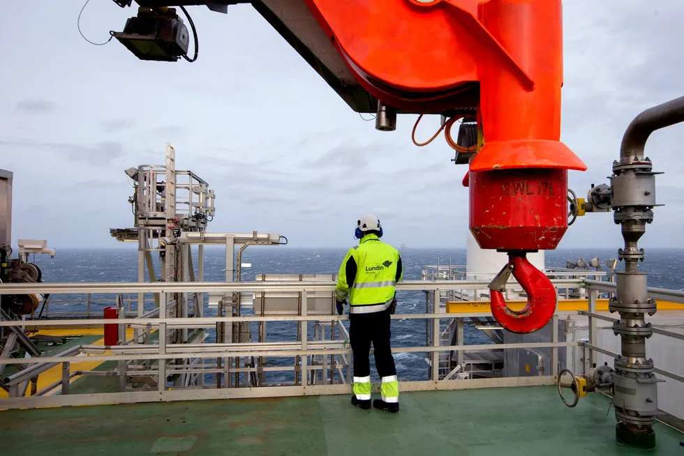 Lundin Energy er et av oppstrømsselskapene i oljesektoren som Oljefondet skulle selge seg ut av. Men takket være et smutthull er fondet fortsatt eier i det svenske selskapet. Bildet viser en arbeider på Lundins Edvard Grieg-plattform i Nordsjøen.
