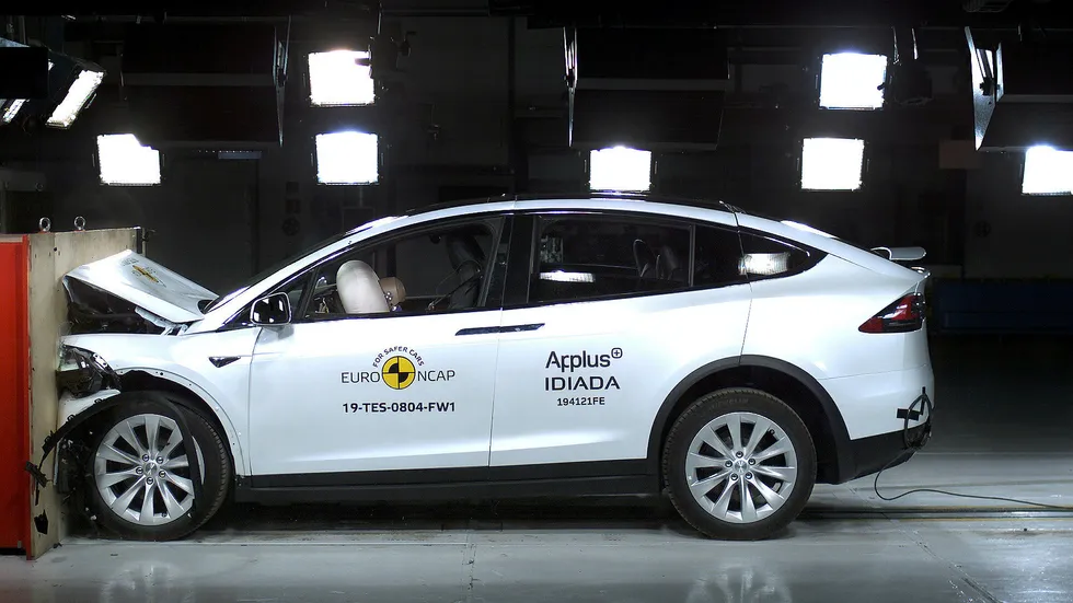 Tesla Model X imponerer i kollisjonstesten utført av Euro NCAP.