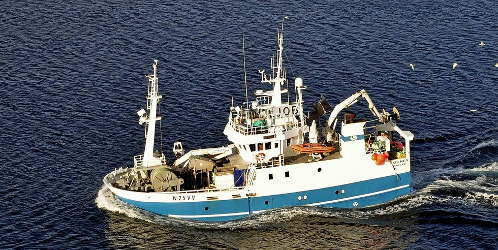 INNBLANDING: Lofoten-registrerte «Skolmen» deltok i Fiskeridirektoratets prøvefiske på Reisafjorden. Det ble sildefangst, men innblandingen av hvitfisk var for stor til at fjordlinja kan åpnes for flåten over 15 meter.