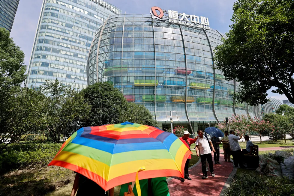 Eiendomskonglomeratet Evergrande er et av mange kinesiske selskaper som har lånefinansiert ekspansjon i mange år. Nå ønsker kinesiske myndigheter å stramme inn. Her fra selskapets Shanghai-avdeling.