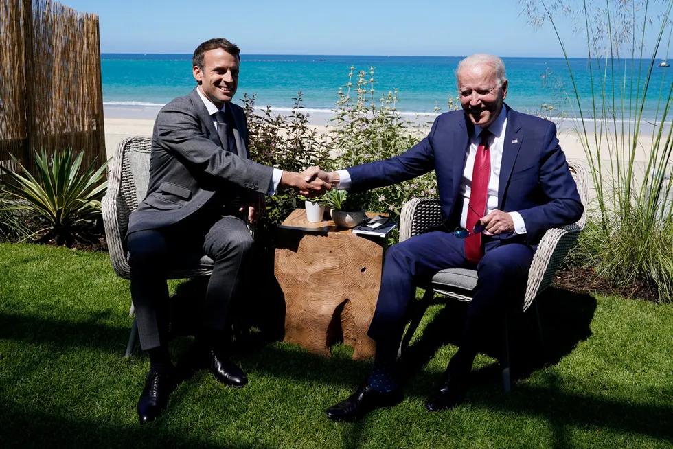 12. juni på G7-møtet var stemningen hjertelig, nå er forholdet mellom presidentene Emmanuel Macron og Joe Biden på et lavmål på grunn av ubåtkrisen.