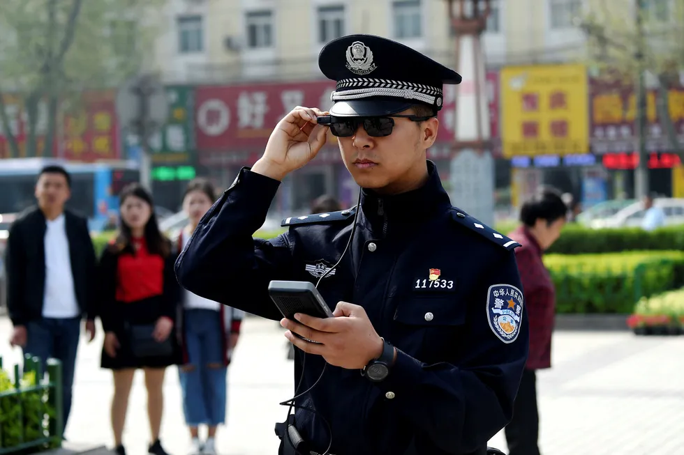 Smartbrillene som politiet i den kinesiske byen Luoyang benytter er som tatt ut fra en science fiction-film fra 1980-tallet. De benytter kunstig intelligens (AI) og er tilkoblet sentrale overvåkningsdatabaser via smarttelefoner. Foto: Reuters/NTB Scanpix