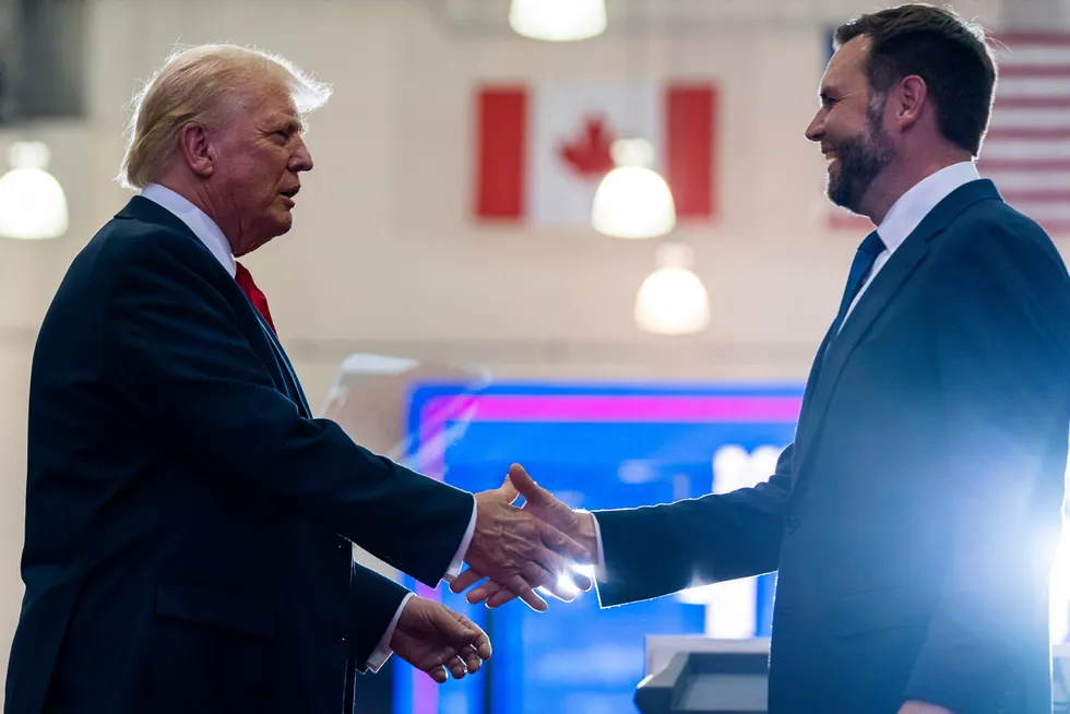 Trump og visepresidentkandidat JD Vance i St. Cloud i delstaten Minnesota natt til søndag norsk tid.