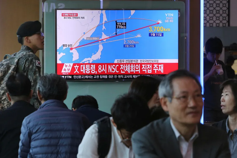 Forsvarseksperter har advart mot et militært angrep mot Nord-Korea. Den sørkoreanske hovedstaden Seoul ligger like sør for grensen. Rundt 25 millioner mennesker bor i hovedstadsregionen. Foto: Ahn Young-joon/AP/NTB Scanpix