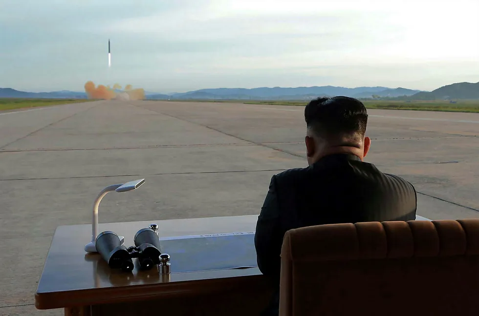 Nord-Koreas leder Kim Jong-Un ser på oppskytingen av en rakett i september 2017. Sammen med utviklingen av atombomber kan rakettprogrammet gjøre landet til en trussel for land i en stor radius.