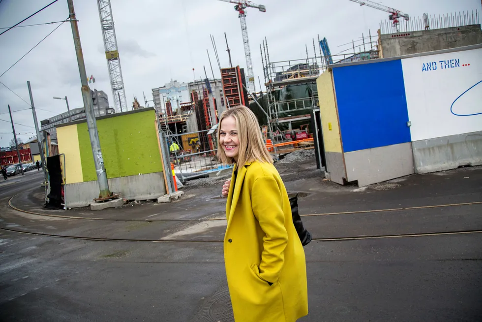 Nytilsatt direktør Karin Hindsbo foran byggeplassen der Nasjonalmuseet skal komme. Foto: Thomas Kleiven