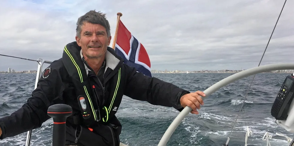 Henrik Hannus er ansatt som prosjektleder på Ocean Farm 2 i Salmar Aker Ocean. Han er glad i havet og seiler av gårde når han kan.