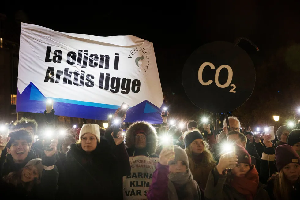 Mens aktivistene protesterer mot oljeutvinning i Arktis, skygger investorene unna norske kroner på grunn av klimarisikoen. Bildet er fra Eidsvolls plass i Oslo. Tirsdag ble det klart at klimasøksmålet mot staten er tapt.