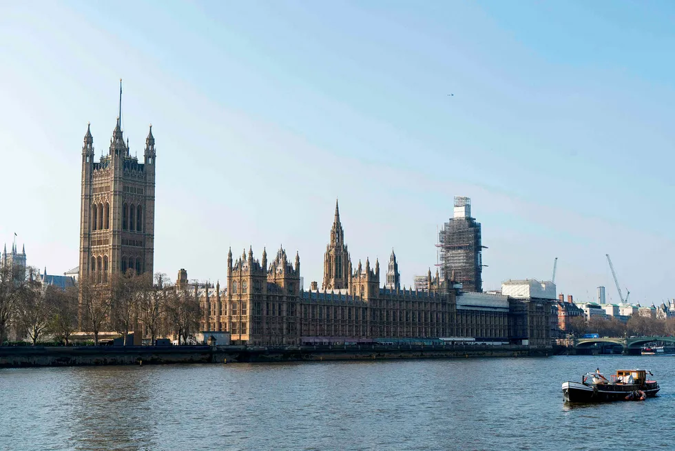 På bildet ses det britiske parlamentet i London rett ved siden av elven Themsen.