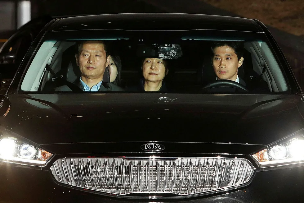 Sør-Koreas avsatte president Park Geun-hye ble varetektsfengslet på fredag. Hun er den siste av en lang rekke presidenter som har vært involvert i skandaler. Foto: Chung Sung-Jun/Reuters/NTB Scanpix