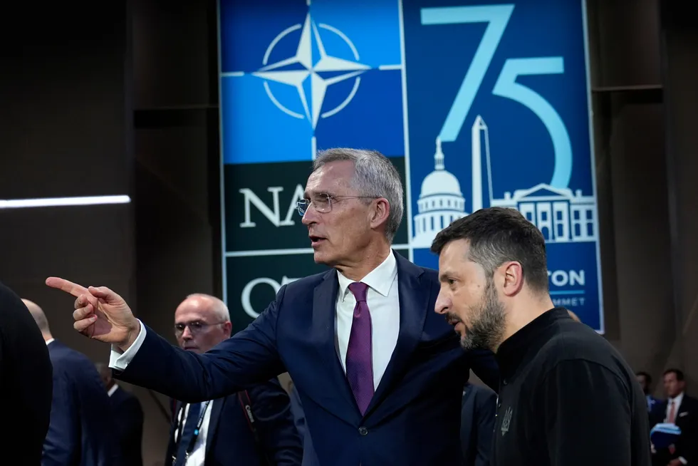 Generalsekretær Jens Stoltenberg viser vei for president Volodymyr Zelenskyj på Nato-møtet i Washington, D.C. 9.–11. juli.