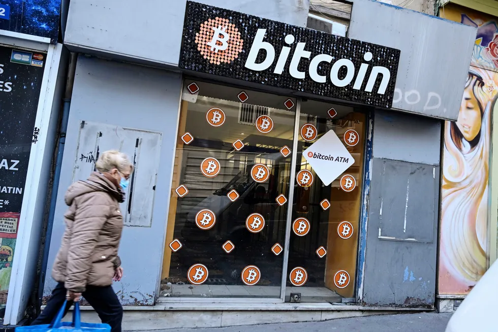 Lønnsomheten ved å utvinne nye bitcoin har steget kraftig etter at kinesiske utvinnere er blitt stengt ned av egne myndigheter. Bildet viser en bitcoinminibank i Marseille, Frankrike.