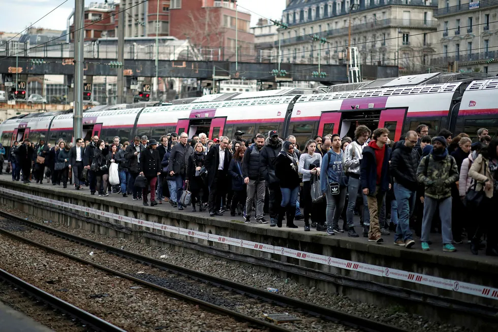 Reisende i Frankrike de neste ukene og månedene bør uansett ta høyde for at det kan bli lenge å vente på toget. Hvis det i det hele tatt dukker opp. Her togstasjon i Paris, Frankrike fra en tidligere streik blant jernbanearbeidere. Foto: Benoit Tessier/Reuters/NTB Scanpix