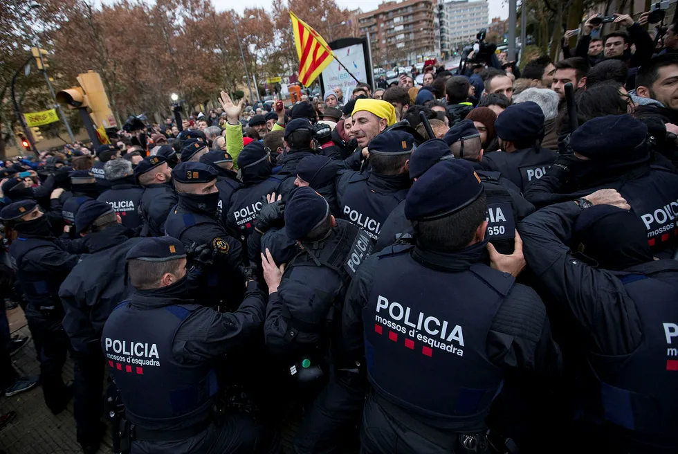 Myndighetene trekker tilbake politi fra Catalonia. Foto: Albert Salame/Reuters/NTB scanpix