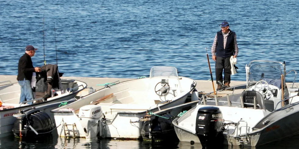 FORSIKTIG: Redningsselskapet er bekymret for fisketuristene som legger ut på storhavet med åpne båter.